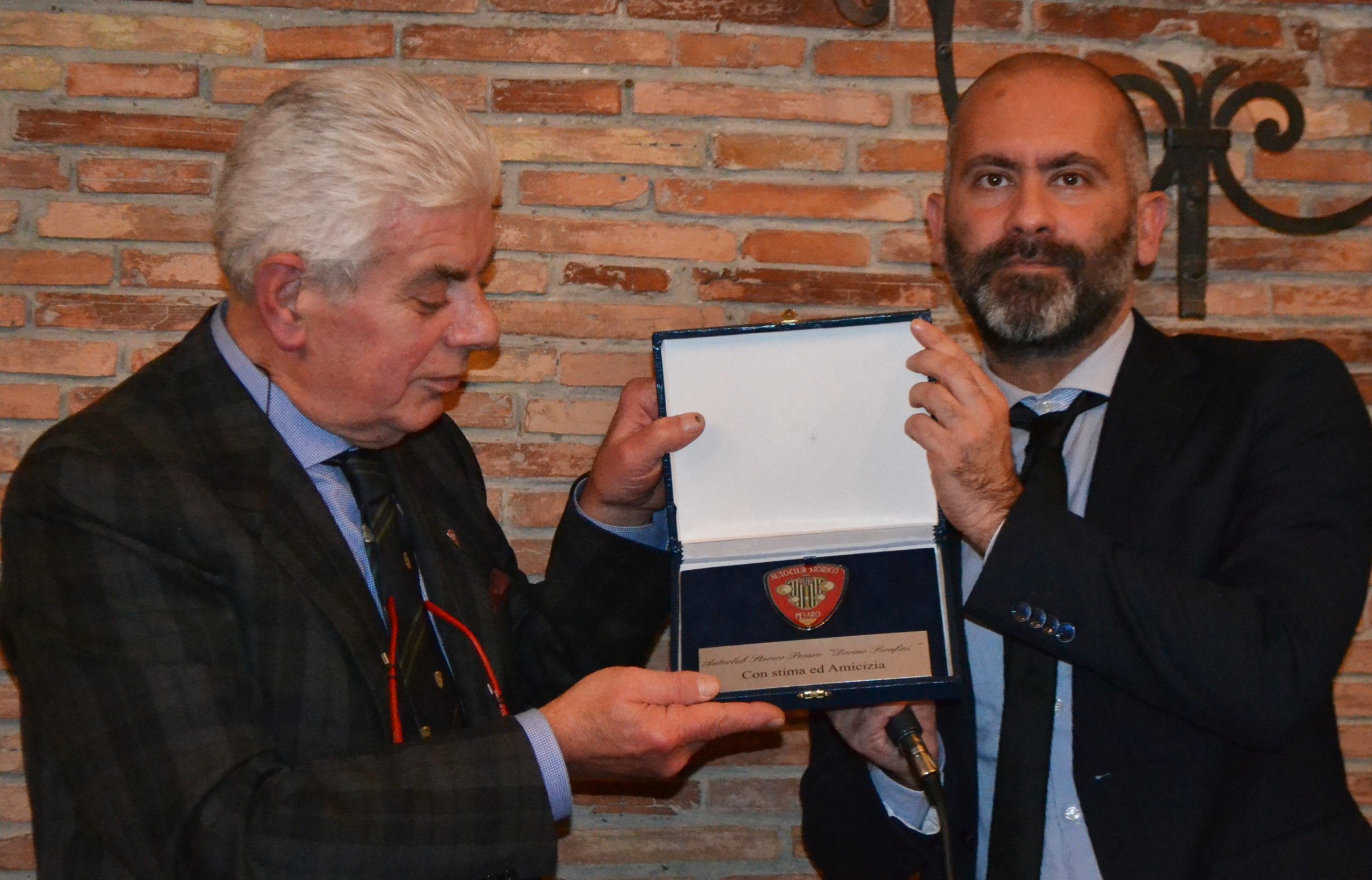 Panathlon Club Pesaro e  Autoclub Storico Pesaro ” Dorino Serafini” ricordano la posa del cippo a Bocca Trabaria dedicato al grande campione Dorino Serafini, socio fondatore del Panathlon Club Pesaro