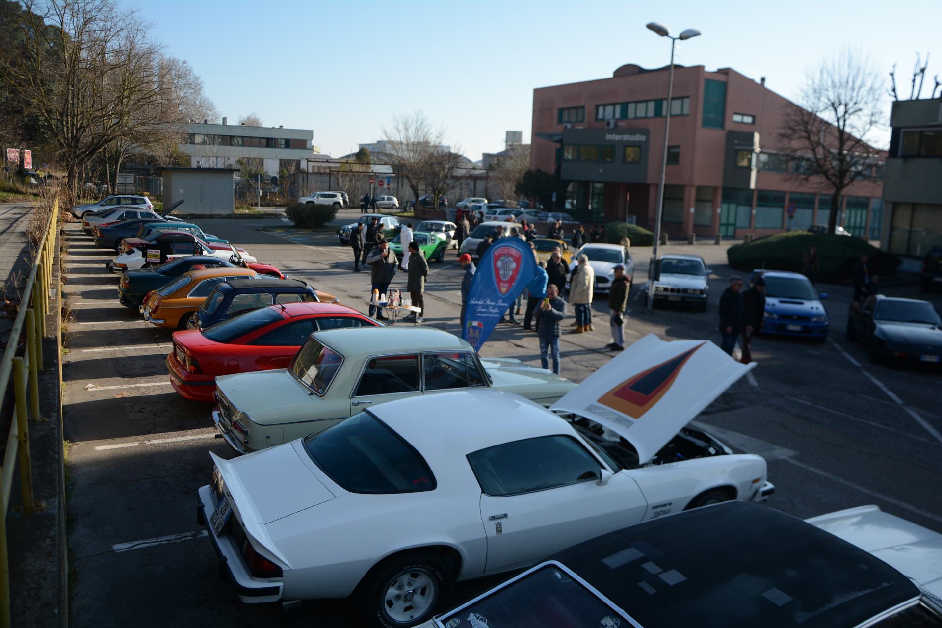 Grande successo per il Ritrovo di Auto Storiche nel Parcheggio di Via Icaro